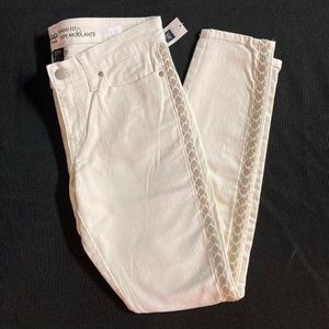 NEW Gap  EmbroideredWhite Skinny Jeans Sz 27